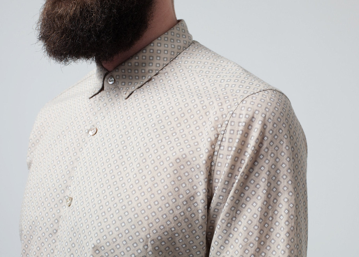 Gemusterte Knopfleiste in Beige