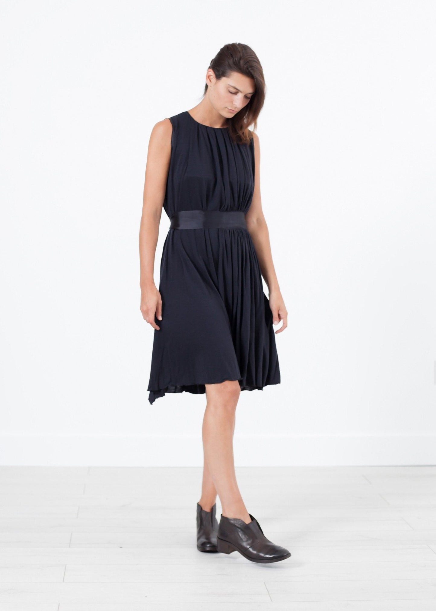 Robe plissée sans manches en bleu marine