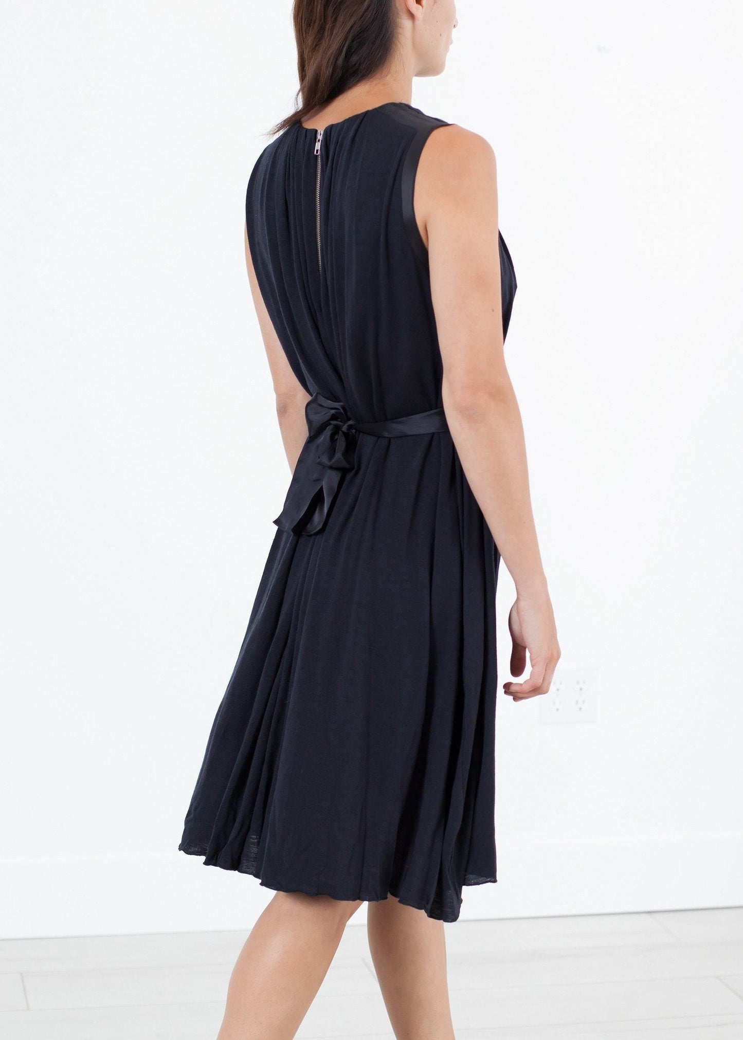 Robe plissée sans manches en bleu marine
