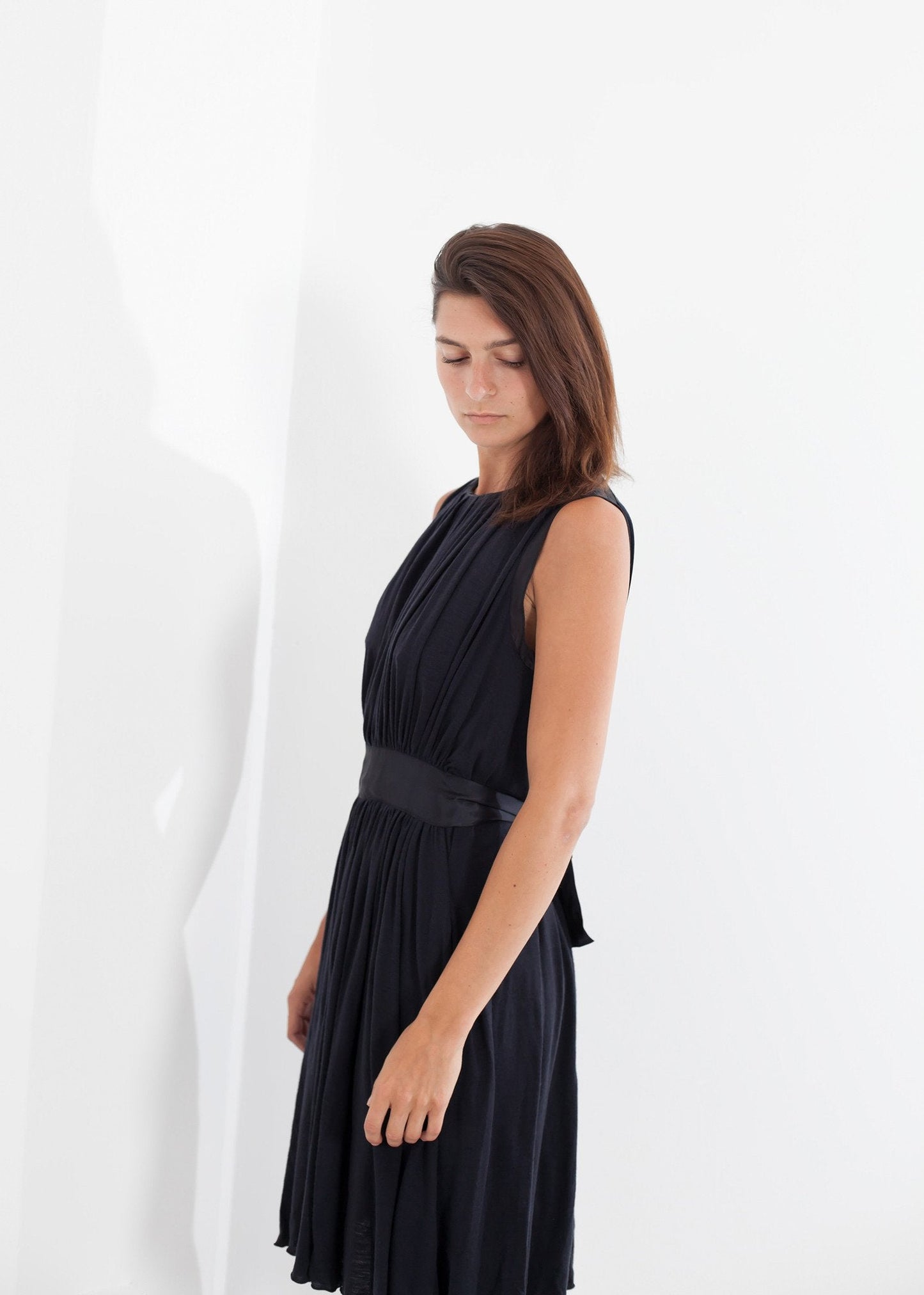 Robe plissée sans manches en bleu marine