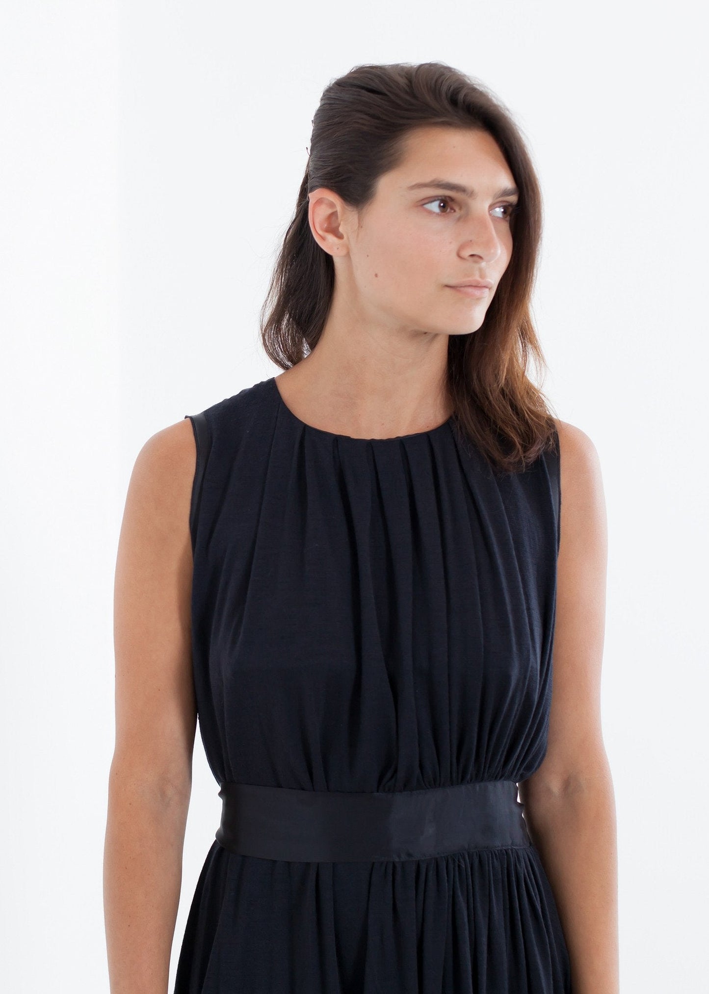 Robe plissée sans manches en bleu marine