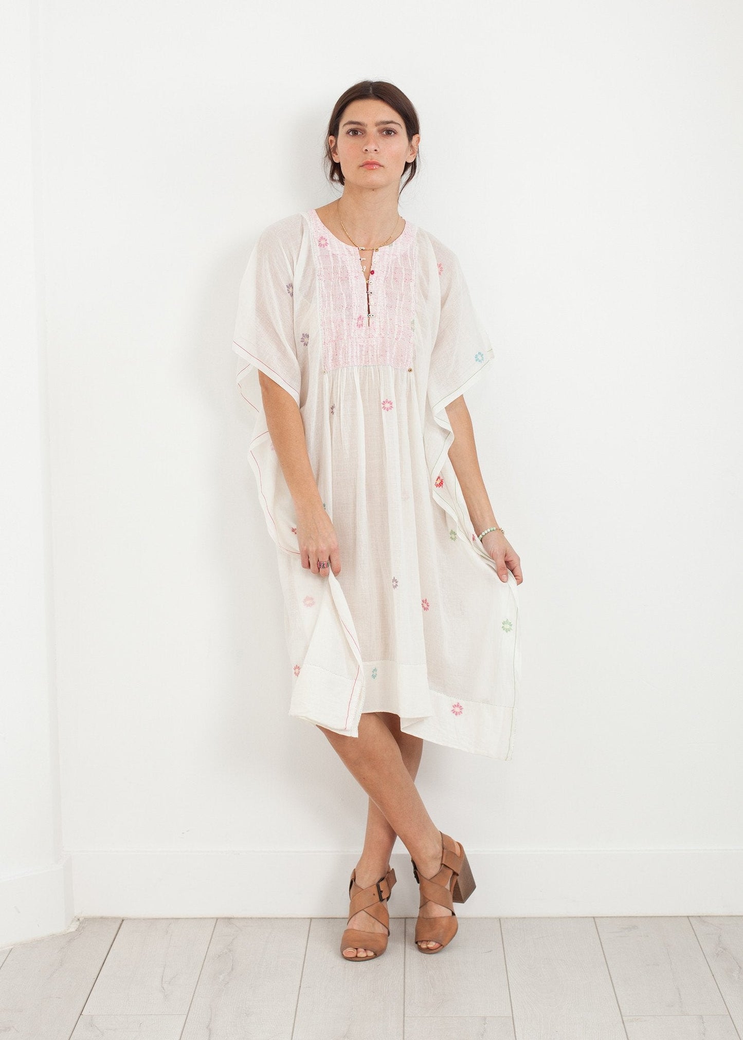 VESTIDO TIENDA FLORES EN BLANCO