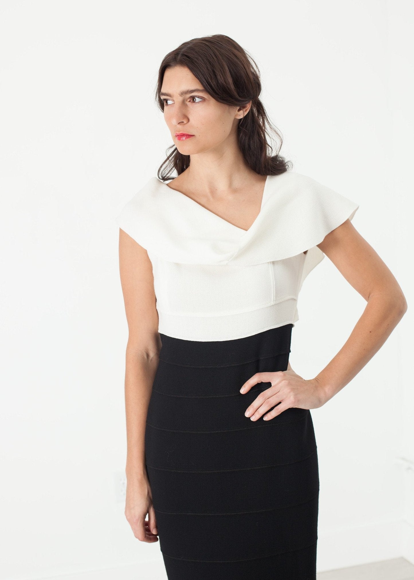 Asymmetrisches Kleid in Creme/Schwarz