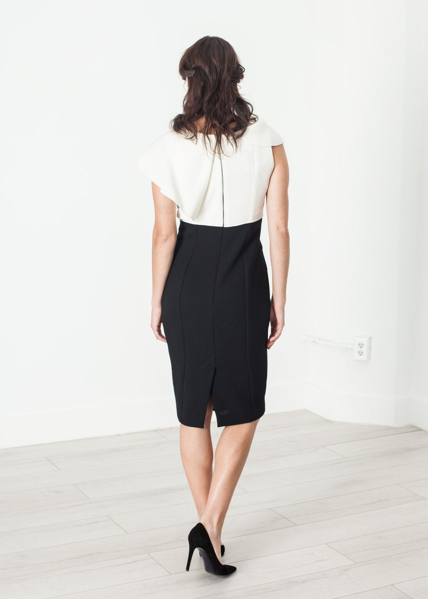 Asymmetrisches Kleid in Creme/Schwarz