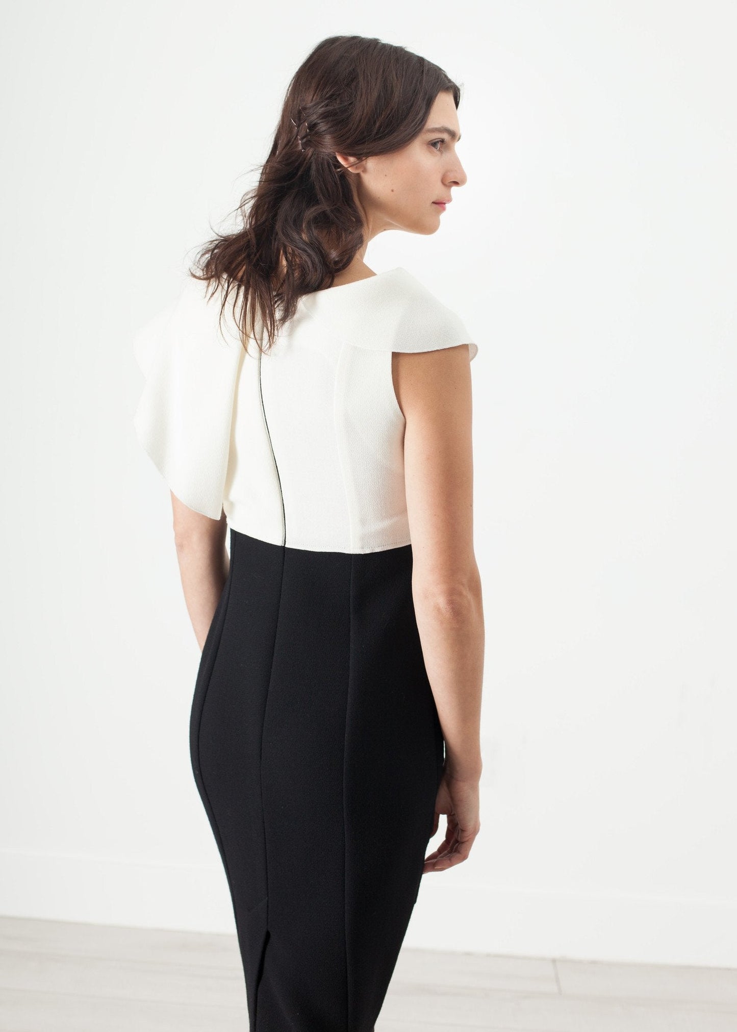 Asymmetrisches Kleid in Creme/Schwarz