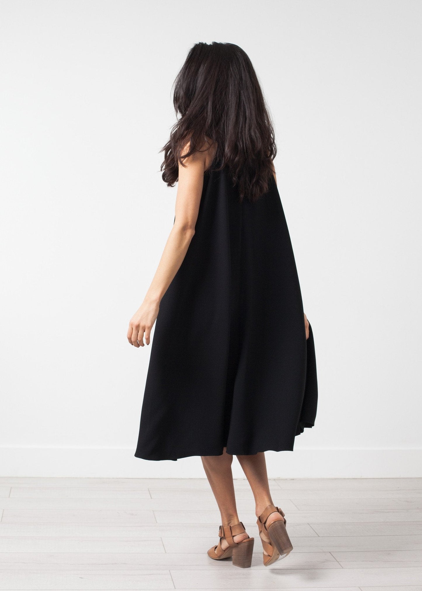 Ärmelloses fließendes Kleid