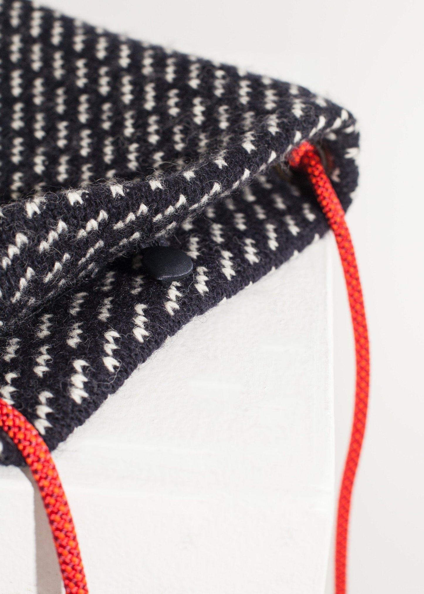 Schultertasche aus Wolle in Schwarz/Weiß