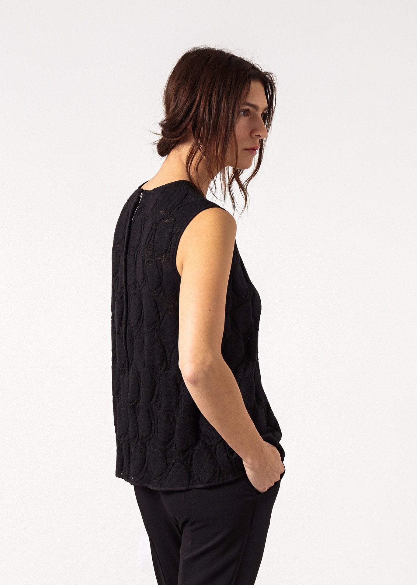 Camicetta circolare con zip sul retro in nero