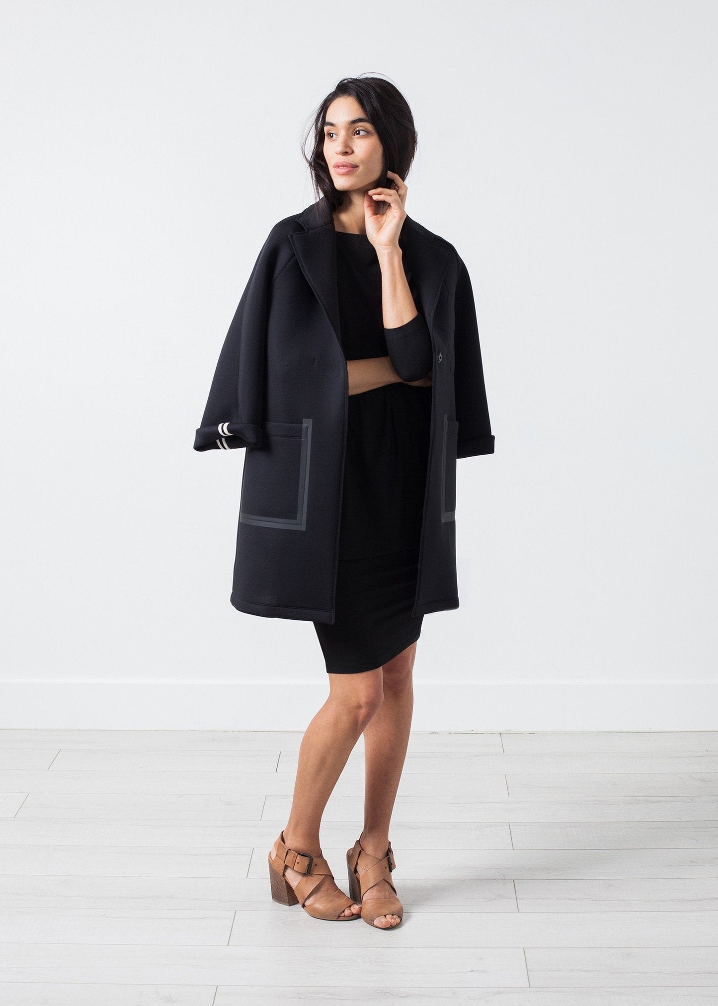 Vestido cónico con cuello barco