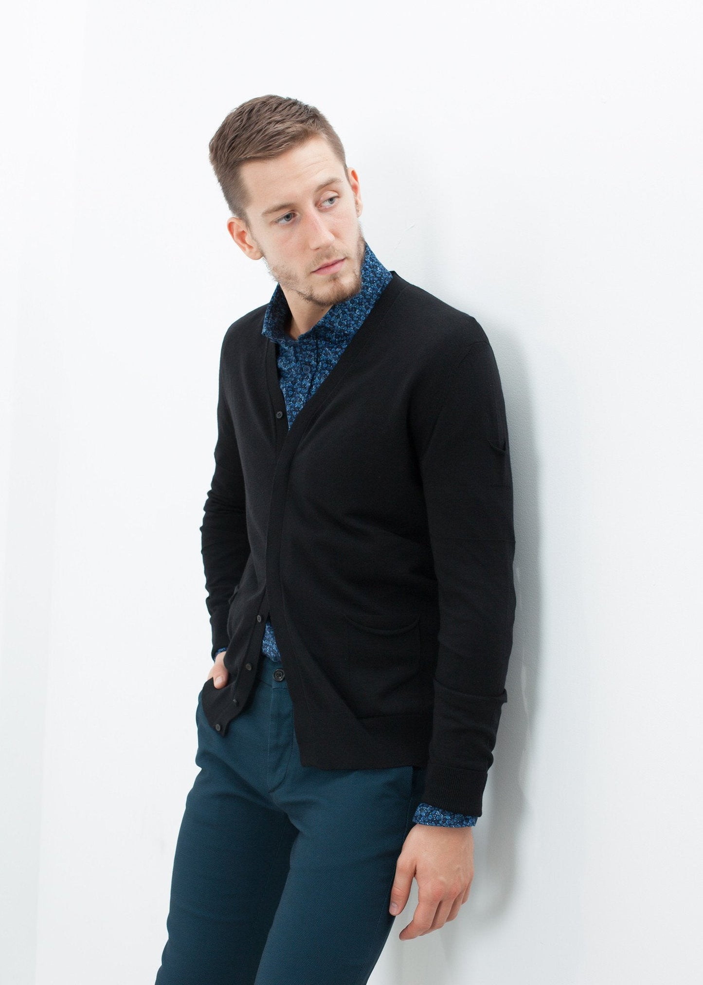 Cardigan mit verdeckter Knopfleiste in Schwarz 