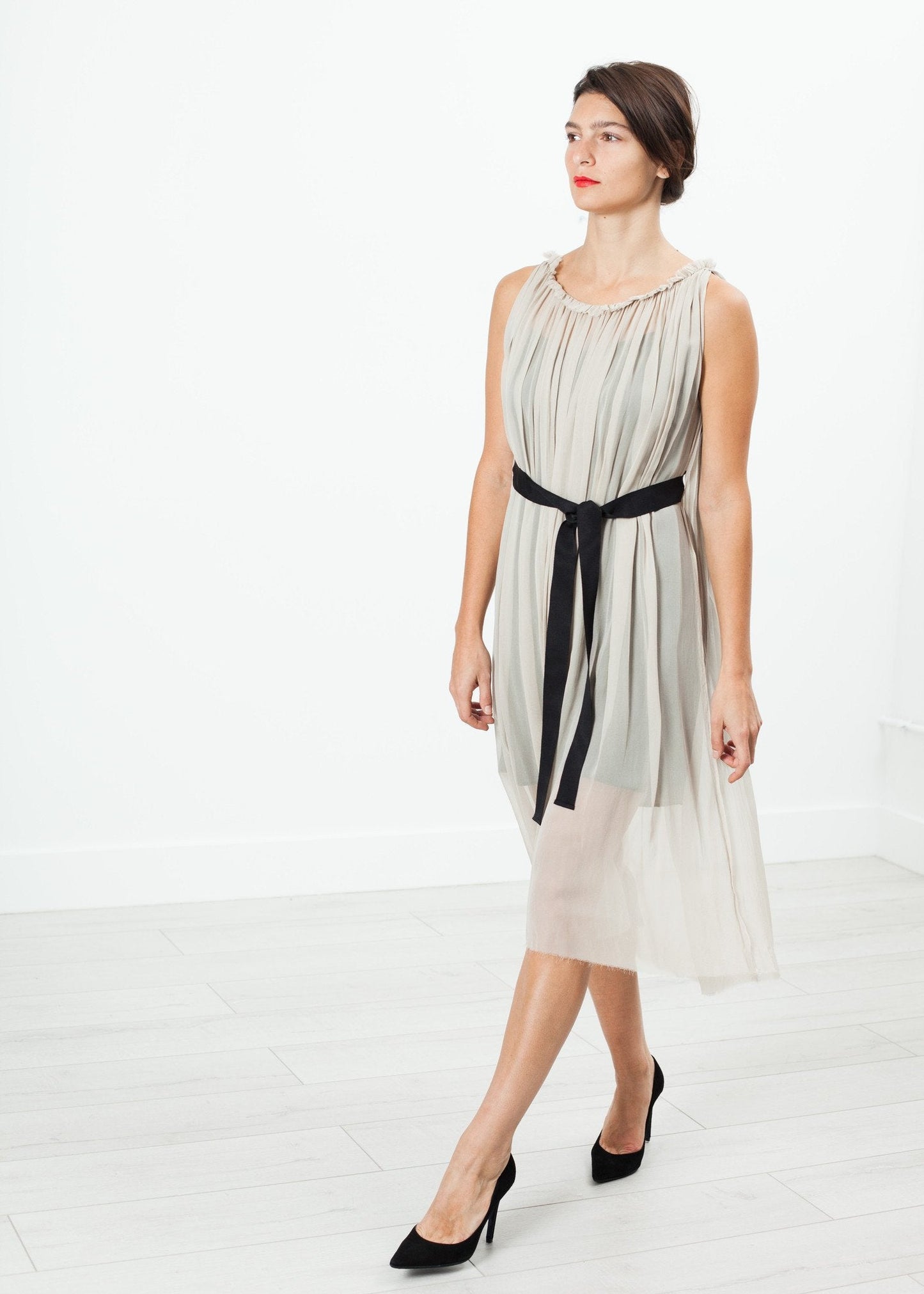 VESTIDO DE GASÓN CON ESPALDA CAPA