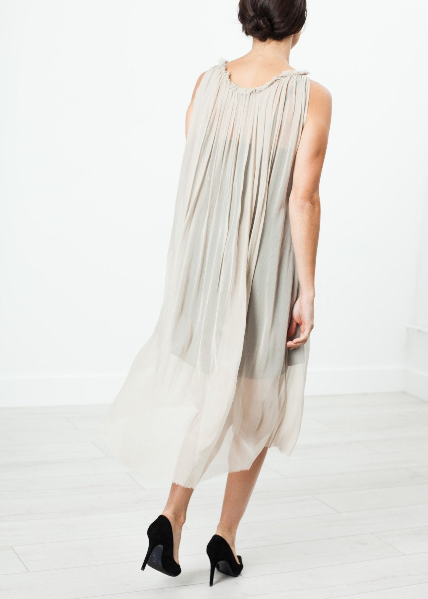 VESTIDO DE GASÓN CON ESPALDA CAPA