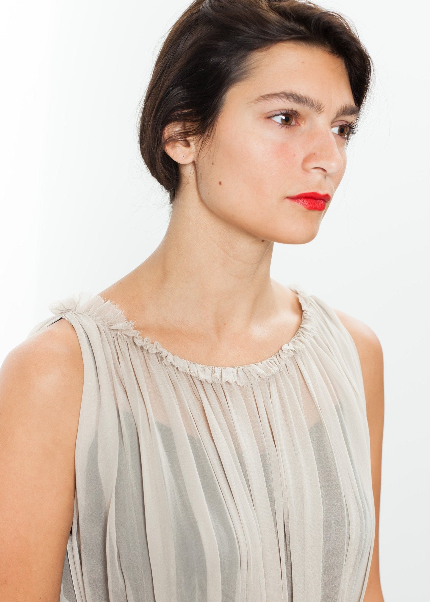 VESTIDO DE GASÓN CON ESPALDA CAPA