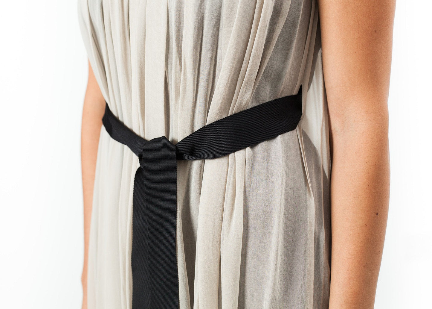 VESTIDO DE GASÓN CON ESPALDA CAPA