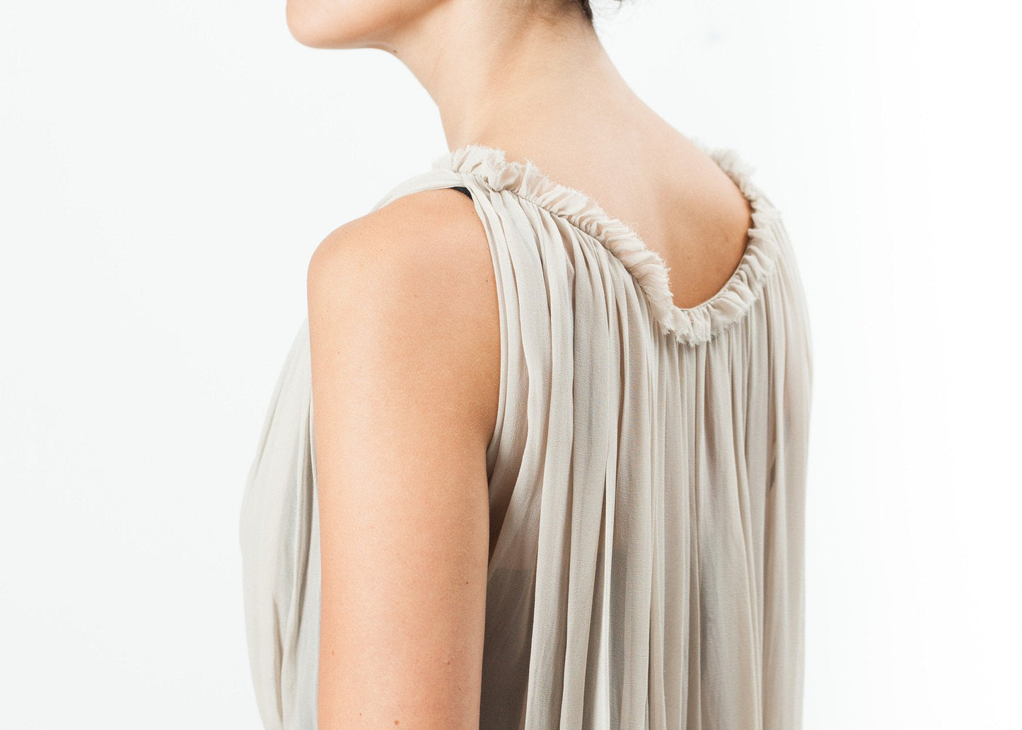 VESTIDO DE GASÓN CON ESPALDA CAPA
