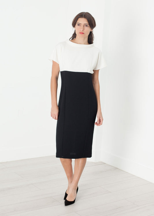 Kleid mit Perlenverschluss in Creme/Schwarz