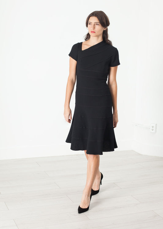 Gefüttertes Silhouette-Kleid in Schwarz