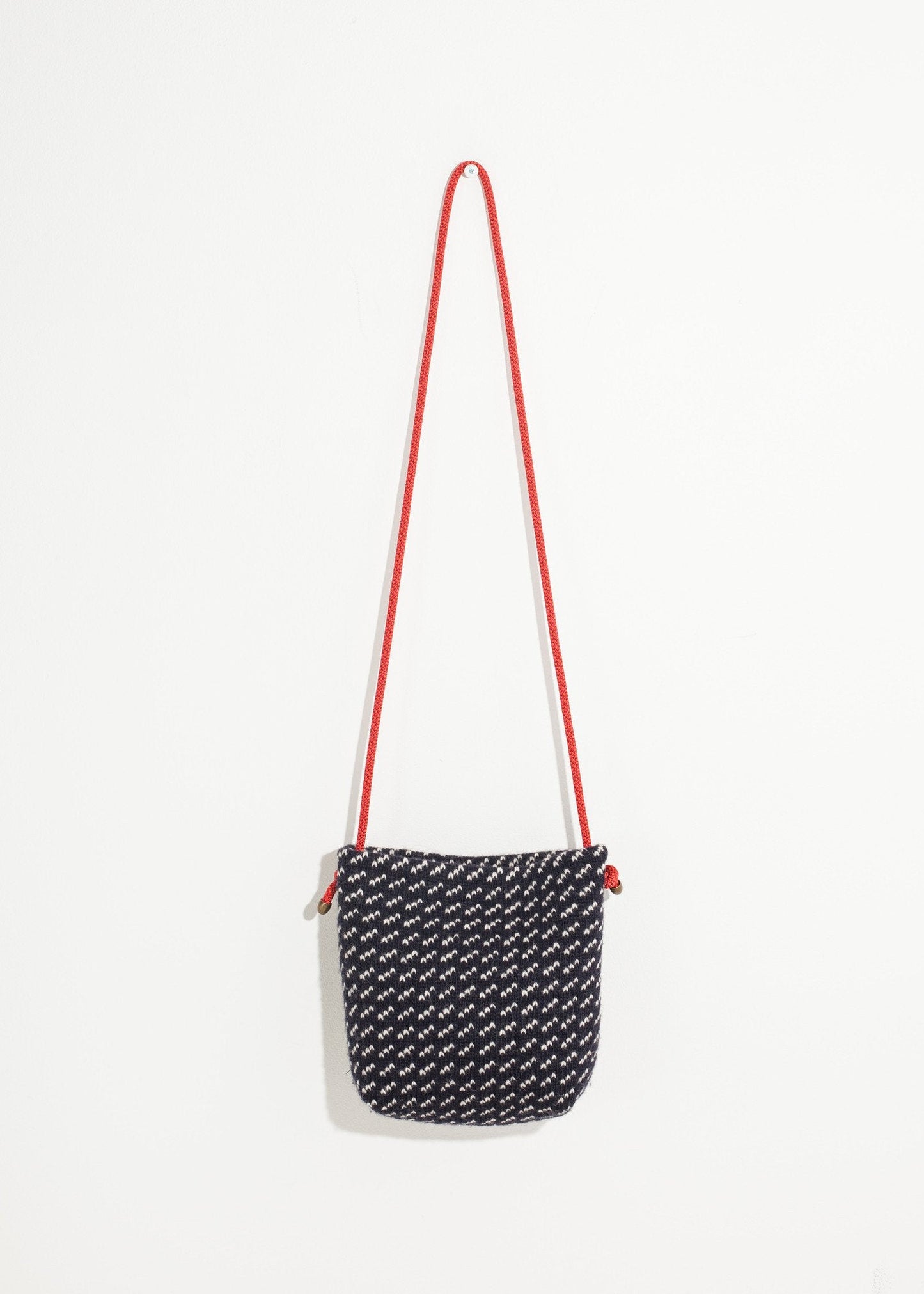 Schultertasche aus Wolle in Schwarz/Weiß