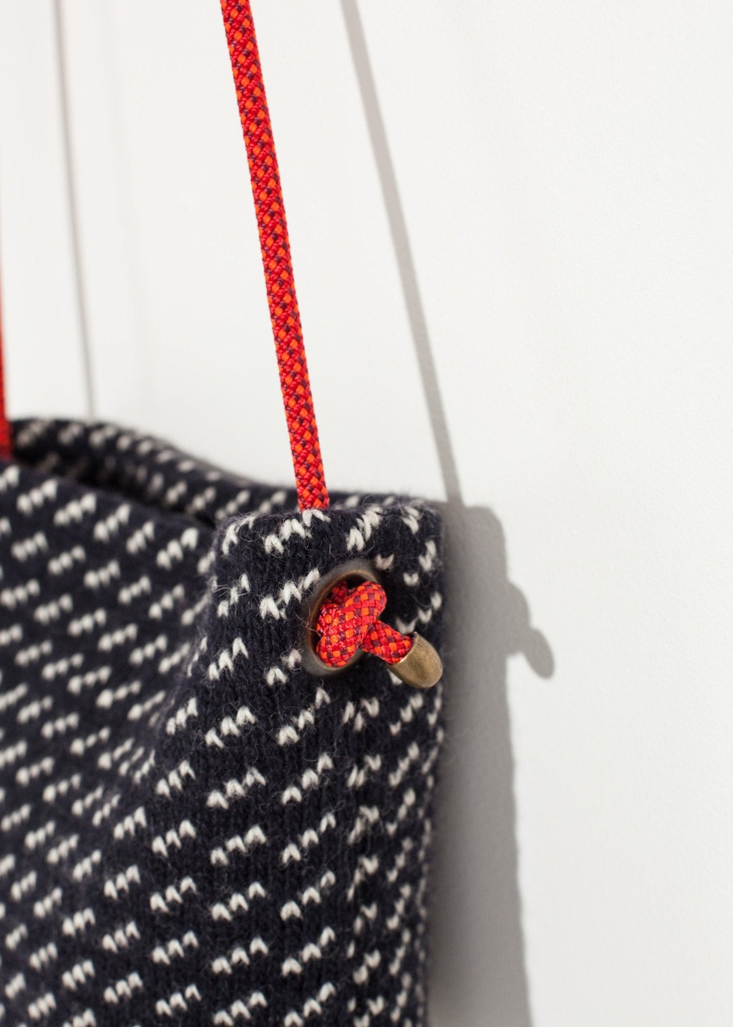 Schultertasche aus Wolle in Schwarz/Weiß